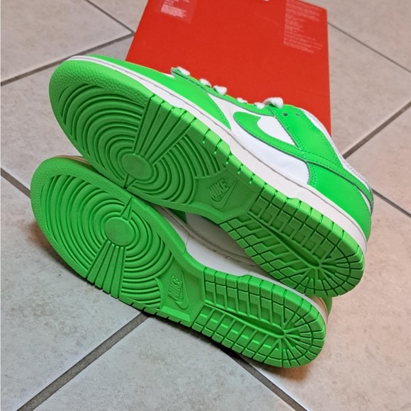 Nike Dunk Low "Green Strike" Sneakers - Wmns size 7.5 - Picture 9 of 9